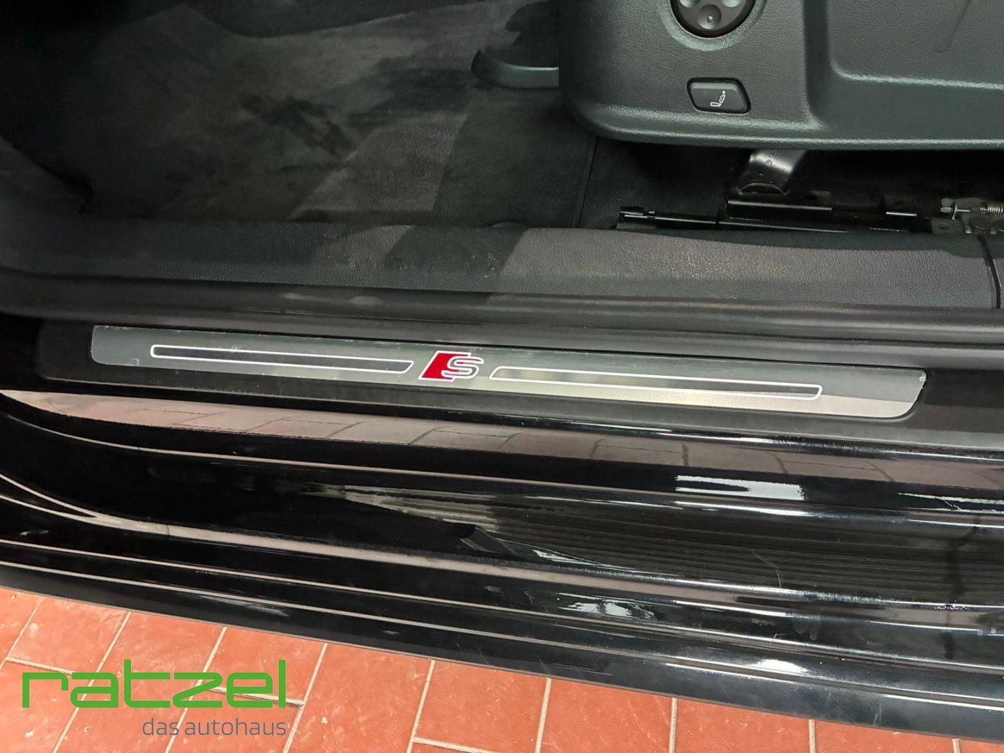 Fahrzeugabbildung Audi A4 40 Avant 2.0 TFSI S line Navi AHK LED ACC Vir