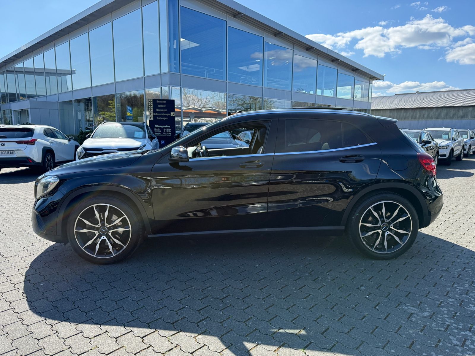 Fahrzeugabbildung Mercedes-Benz GLA 250 4Matic STNDHZ PANO DISTR 360°