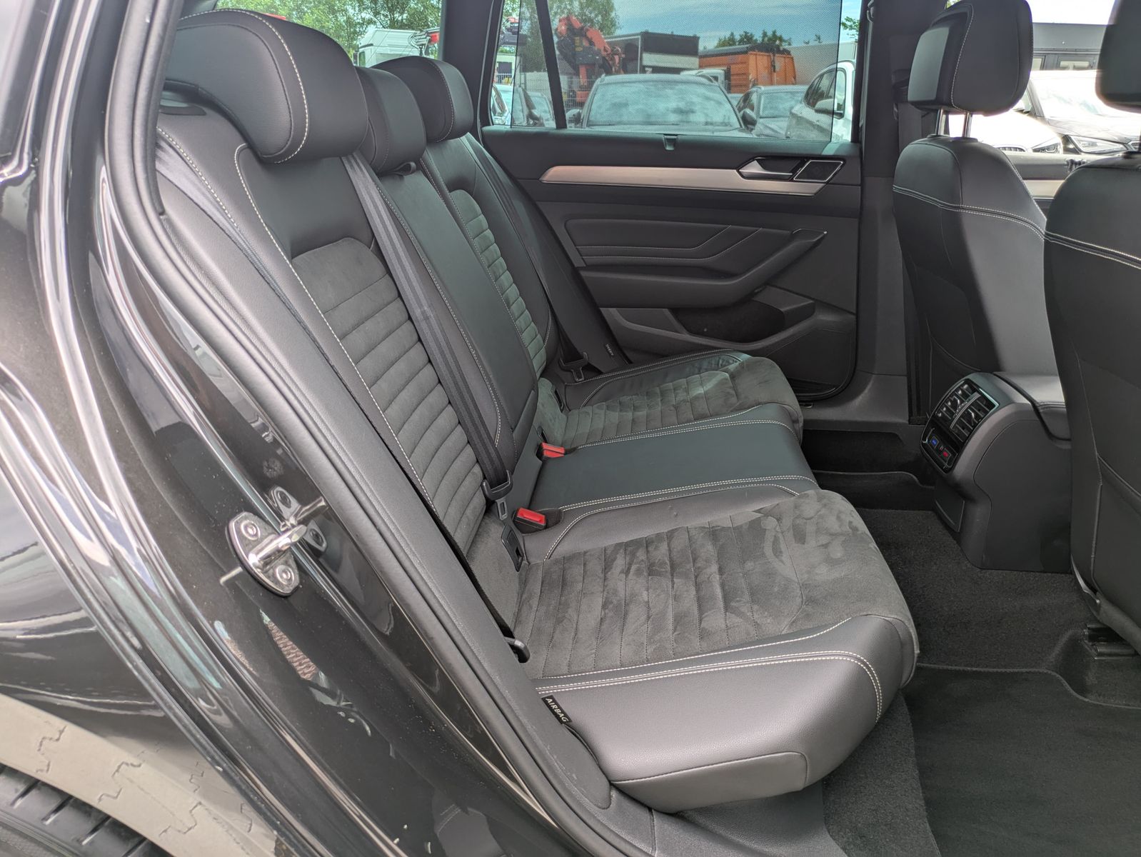Fahrzeugabbildung Volkswagen Passat 2.0 TDI Elegance AHK*ACC*MATRIX*MASSAGE