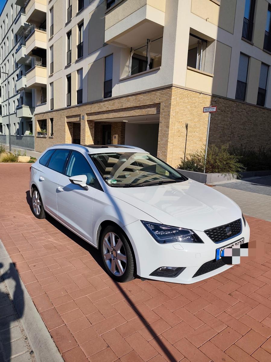 Seat Leon 2015 — вигляд ззаду