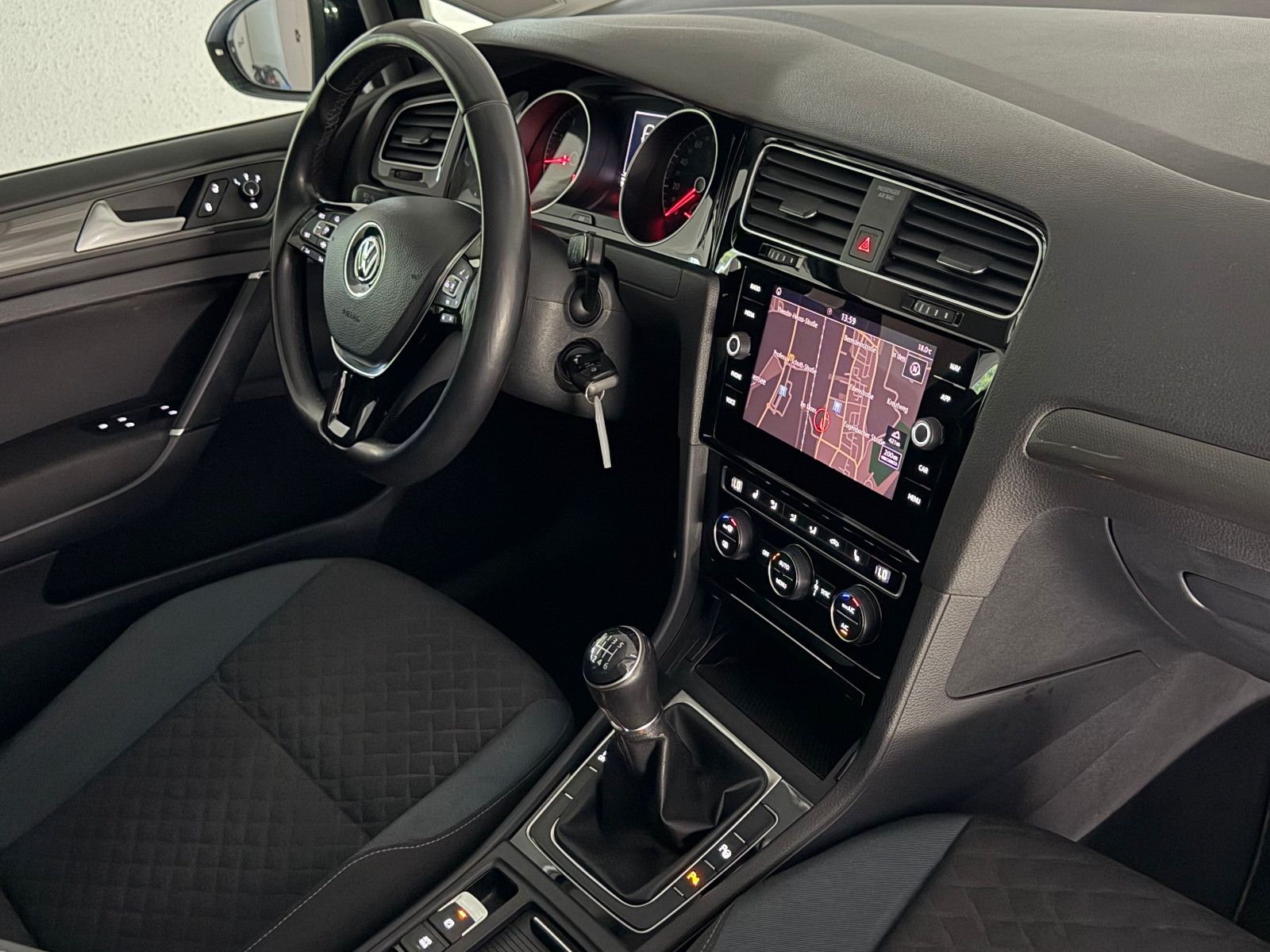 Fahrzeugabbildung Volkswagen Golf VII Lim. IQ.DRIVE BlueMotion/CAR PLAY/ACC