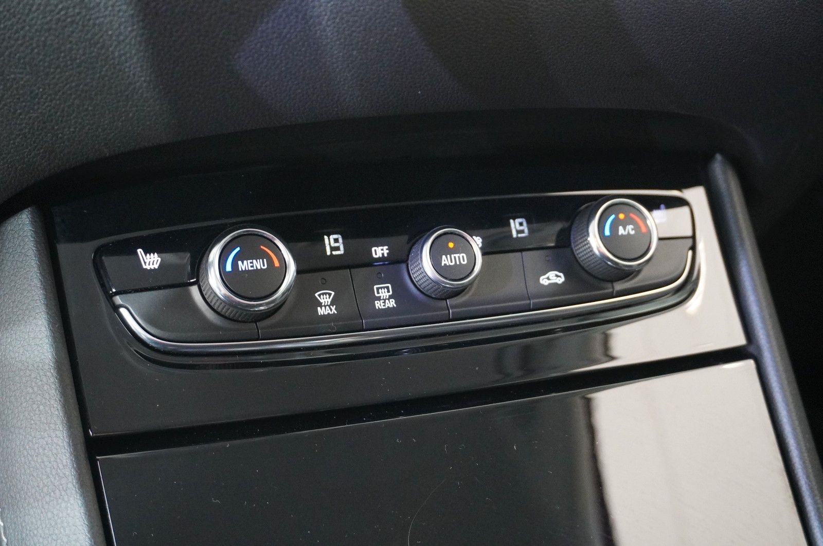 Fahrzeugabbildung Opel Grandland (X) 1.6 HYBRID ELEGAN. NAVI/KAMERA/AHK