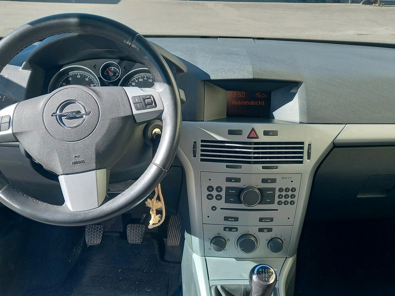 Opel Astra 2010 — photo 13
