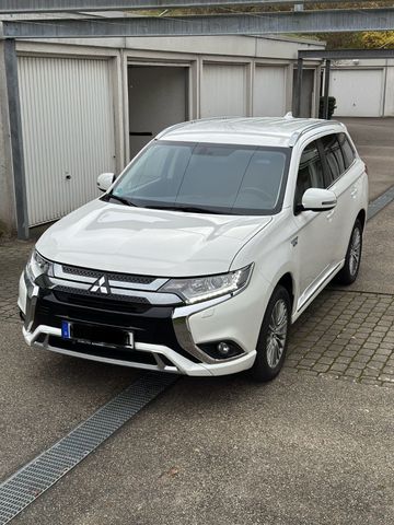 Mitsubishi Outlander 2.4 MIVEC PLUG-IN HYBRID 4WD Plus ...