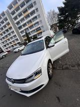 Volkswagen VW Jetta2013 sehr saubere Zustand - Volkswagen Jetta: Se