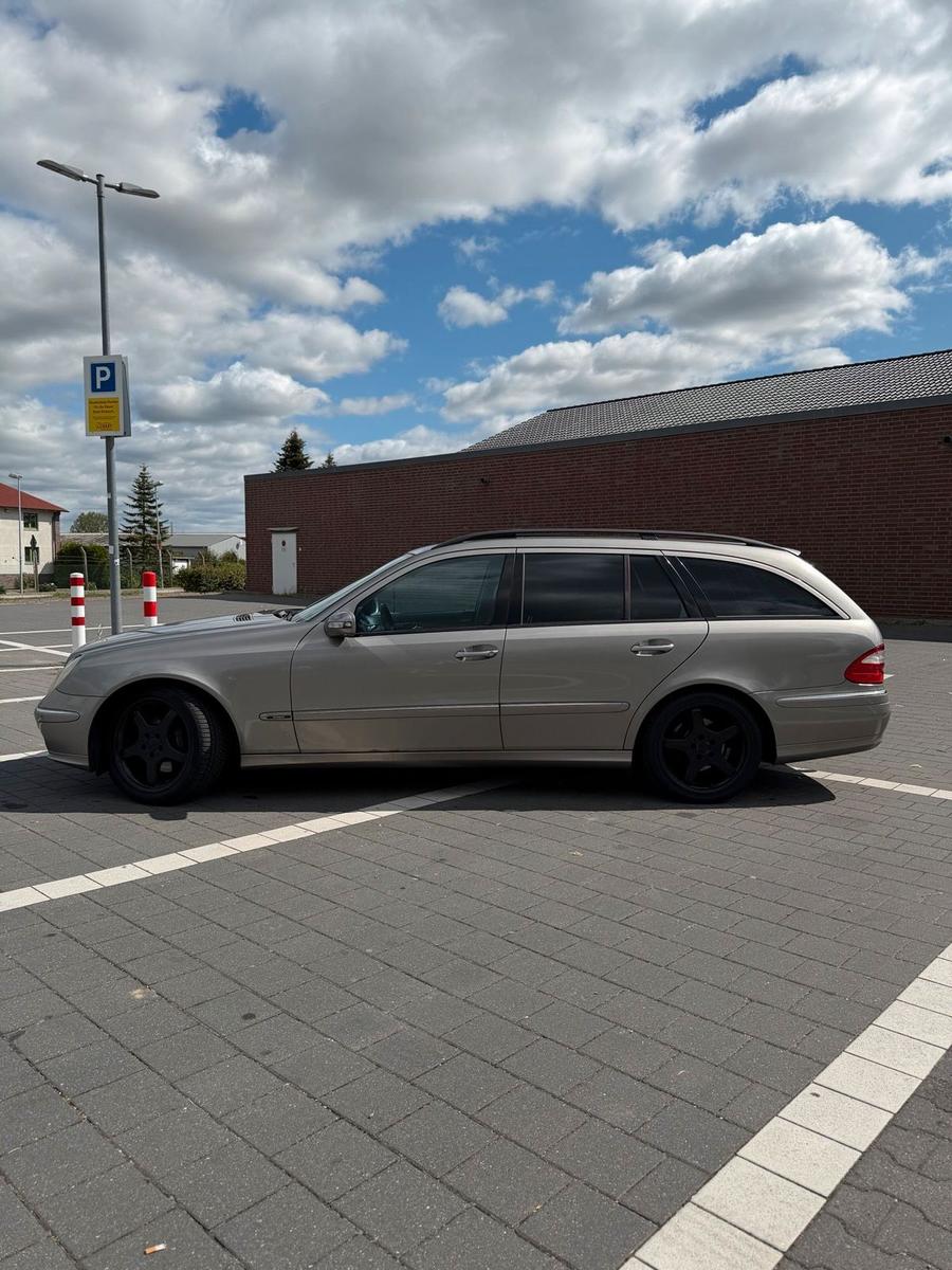 Mercedes-Benz E320 2006 — салон