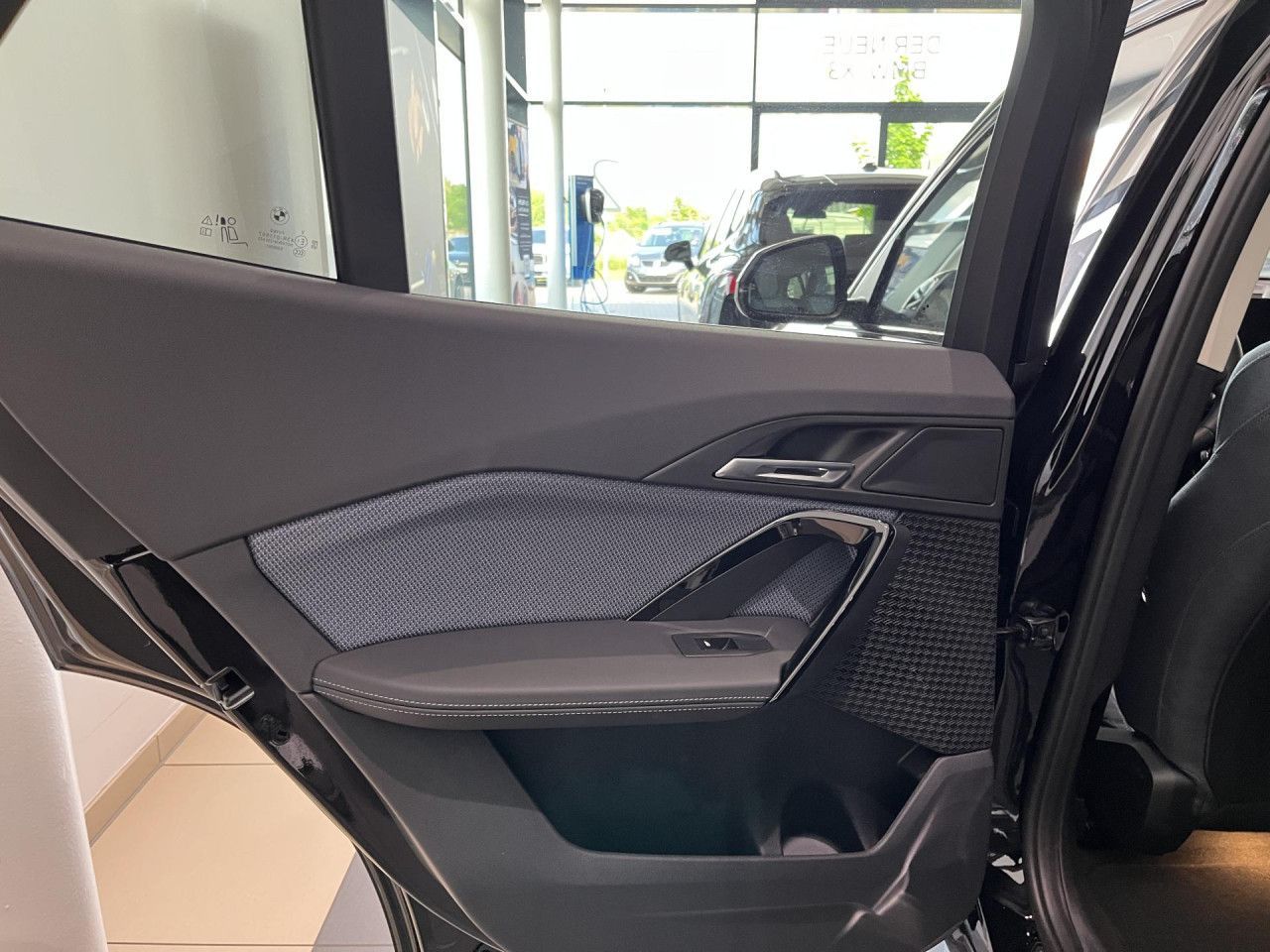 BMW iX2 - Bild 18