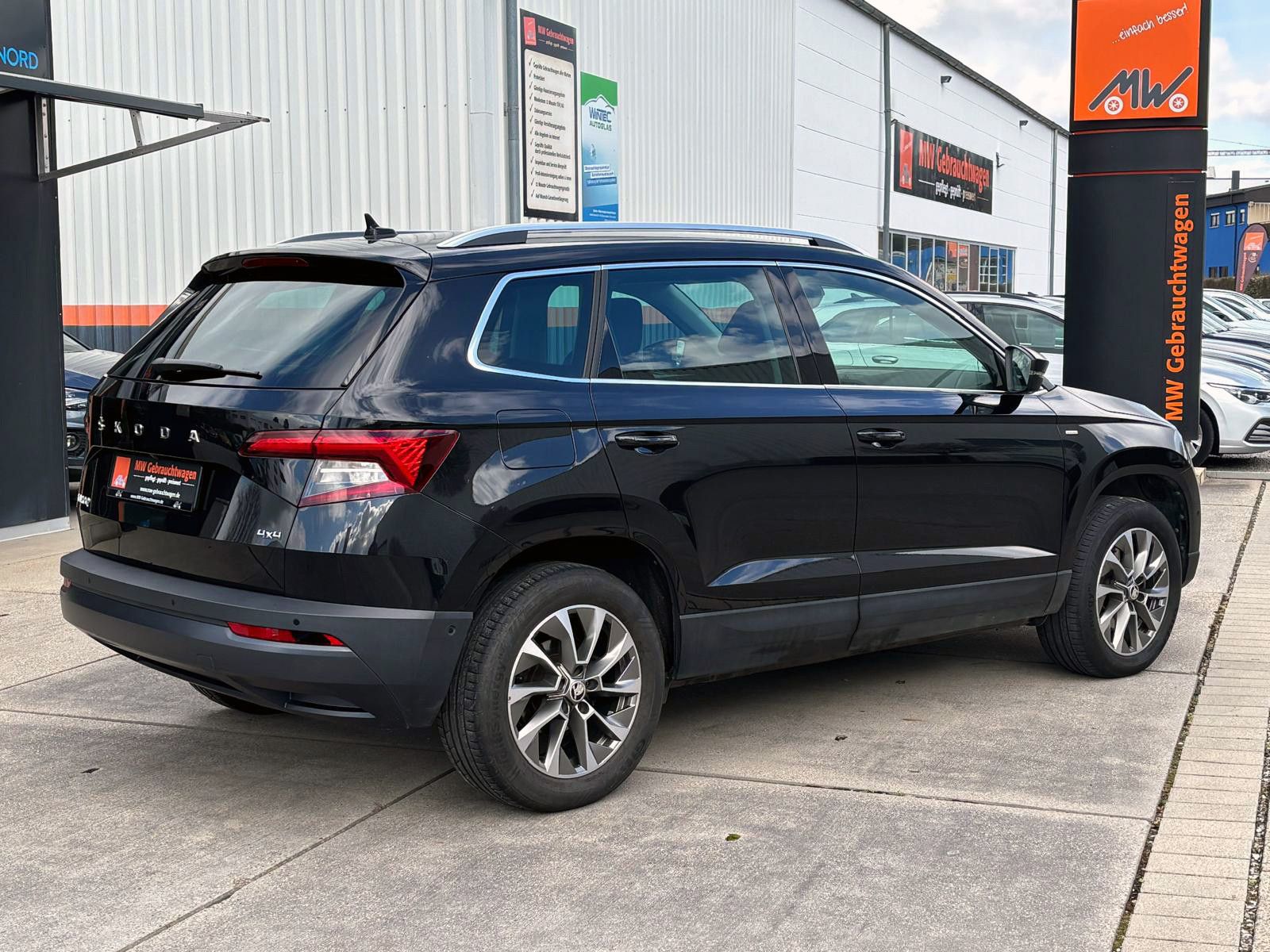 Fahrzeugabbildung SKODA Karoq 2.0TDI DSG 4x4 CLEVER LED ACC KAM AHK SHZ
