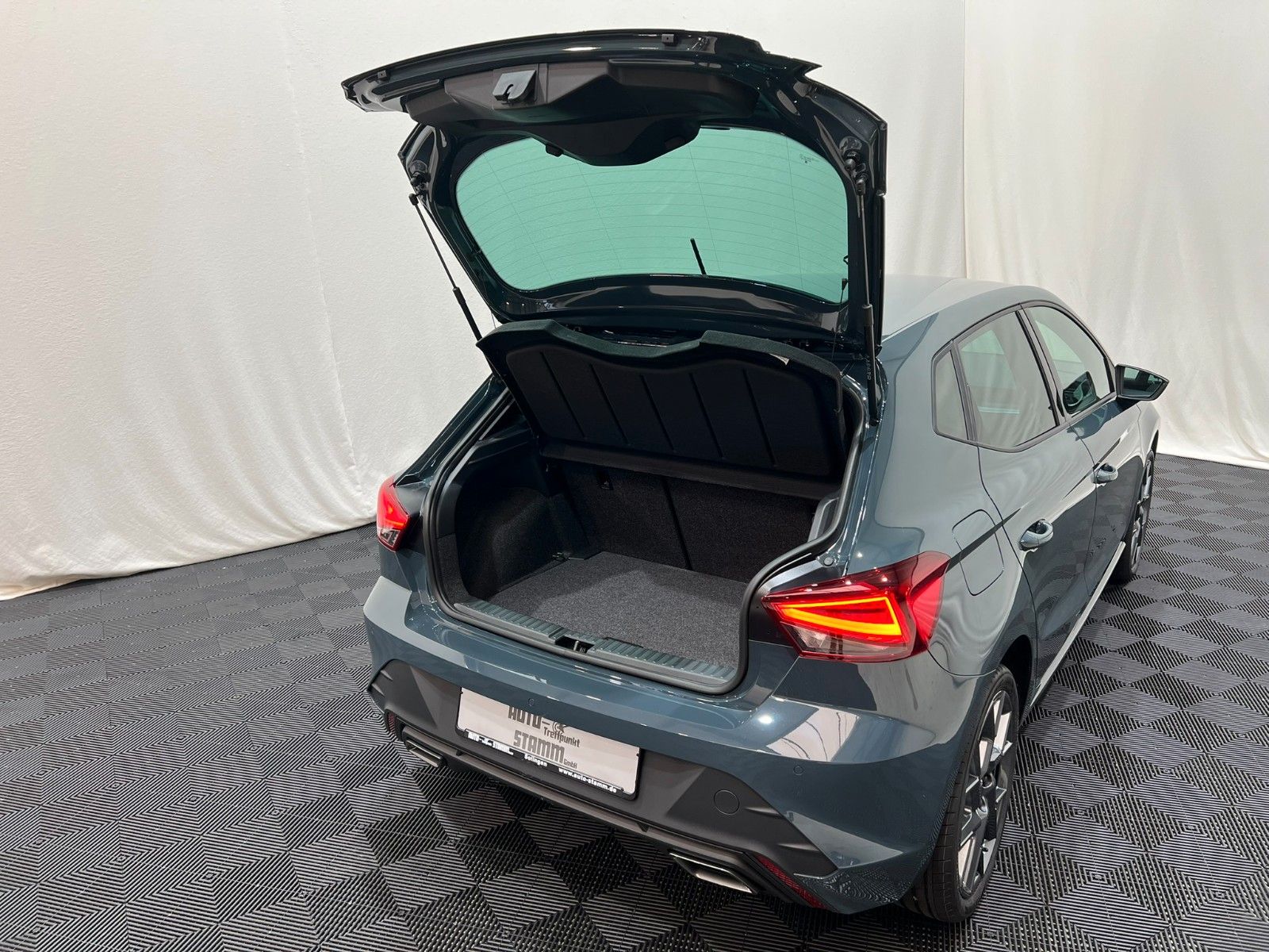 Fahrzeugabbildung SEAT Ibiza 1.0 TSI 85kW FR DSG 18" ALU