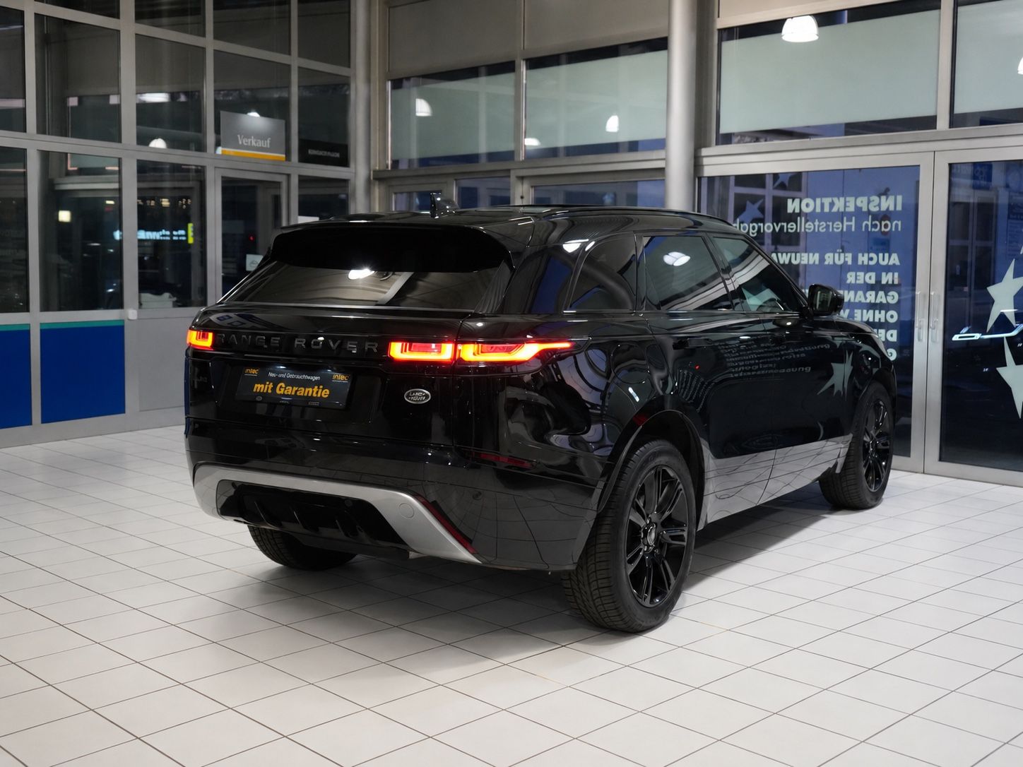 Land Rover Range Rover Velar 2.0 P250 R-DYNAMIC AWD 13tkm foto 4