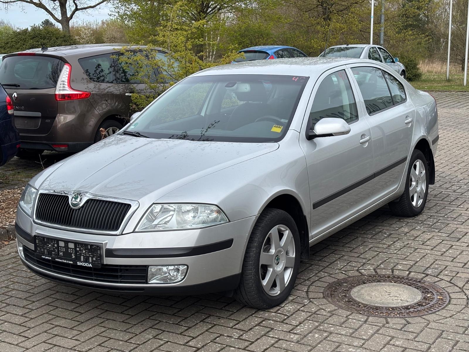Skoda Octavia Lim. Elegance 1.6 MPI LEDER/PDC/1.HAND/