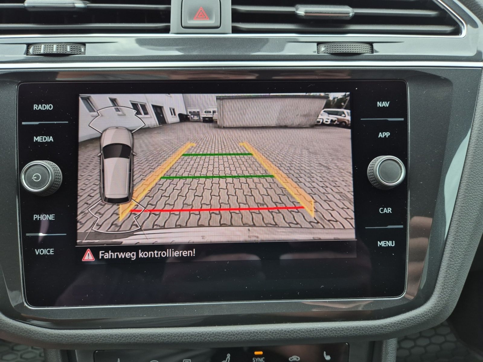 Fahrzeugabbildung Volkswagen Tiguan TSI R-Line 4M DSG Matrix AHK Navi ACC RFK