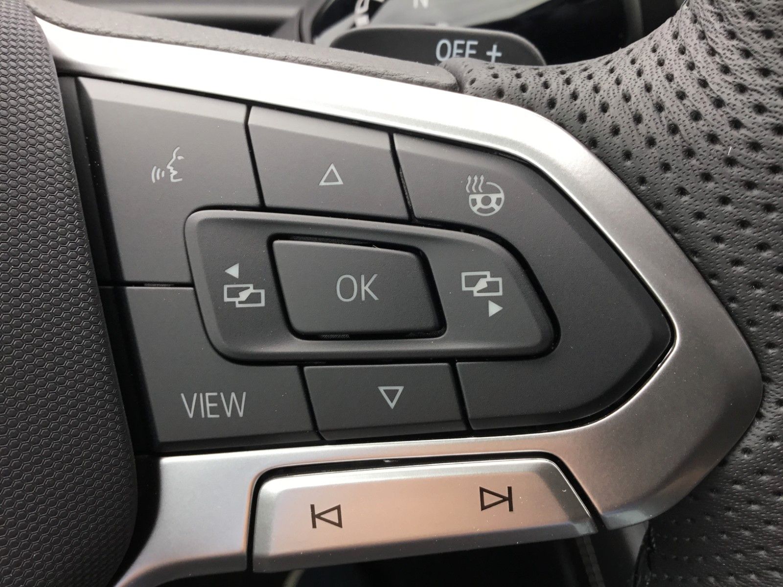 Fahrzeugabbildung Volkswagen T-Roc 1.5 eTSI DSG R-Line+AHK+LED+Navi+18"+Kessy