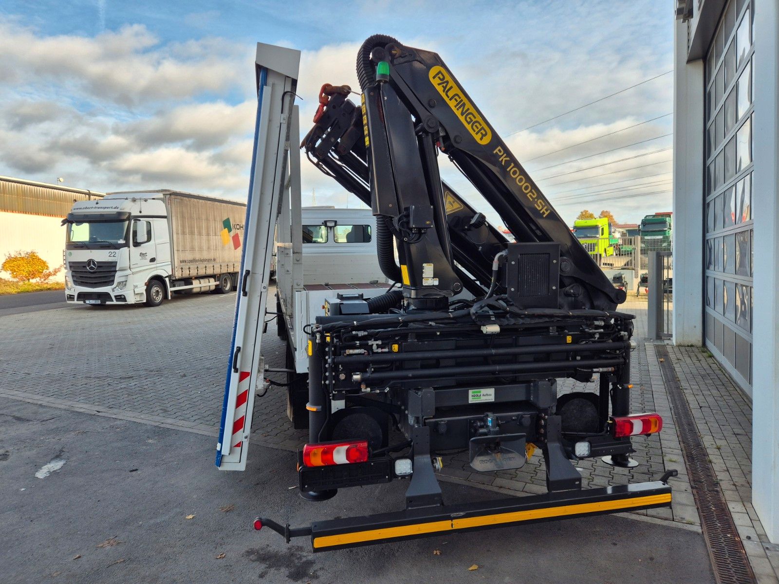 Fahrzeugabbildung Mercedes-Benz Atego 1324 L Glaswand Heckkran PK10002 SH Funk