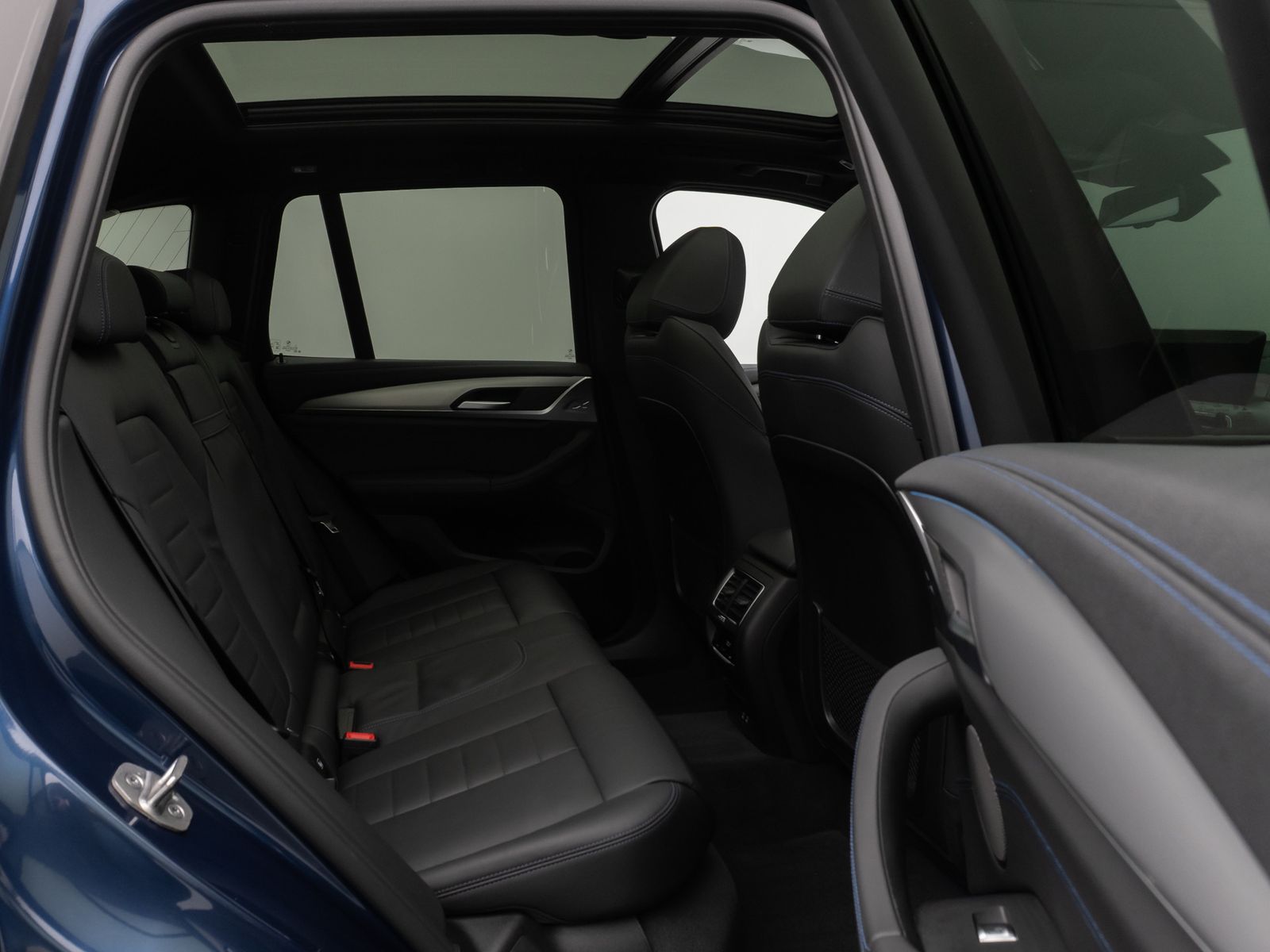 Fahrzeugabbildung BMW iX3 M Sport Impressive Panorama 360° HUD DAB H/K