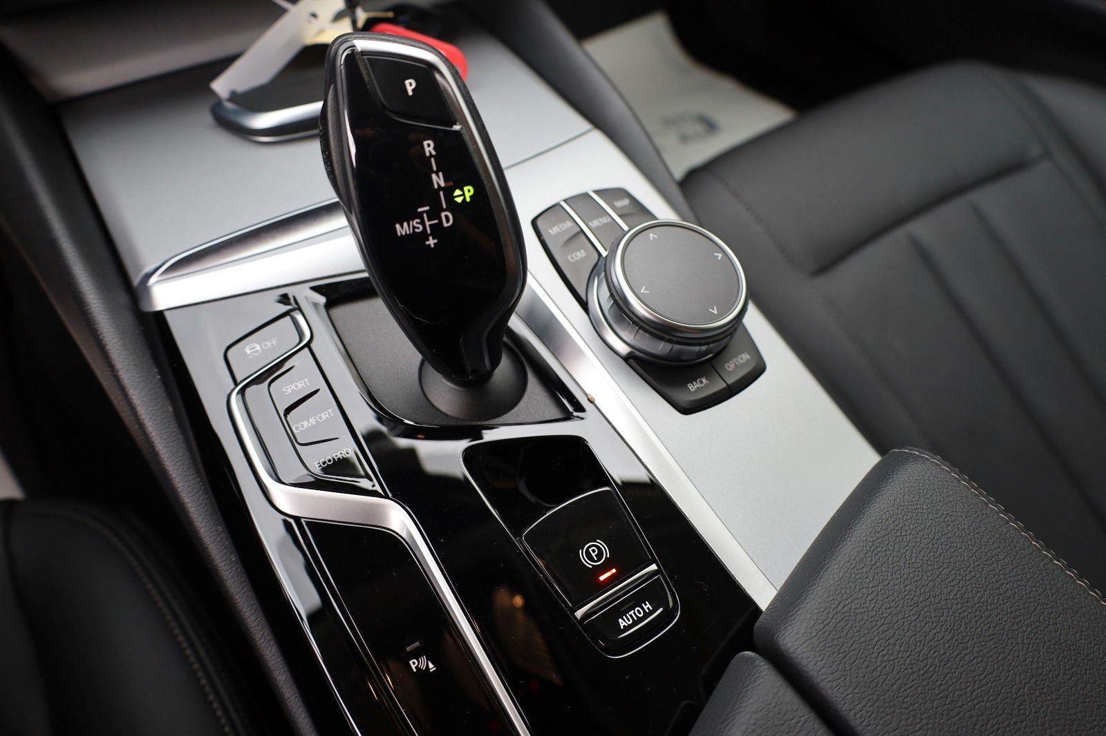 Fahrzeugabbildung BMW 520d xDrive Touring Leder,Navi,LED,Kamera,SH+Sta