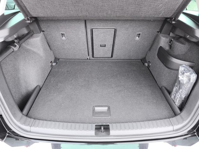 Fahrzeugabbildung SKODA Karoq 1.5 TSI DSG Selection Tour AHK PANO AREA-V