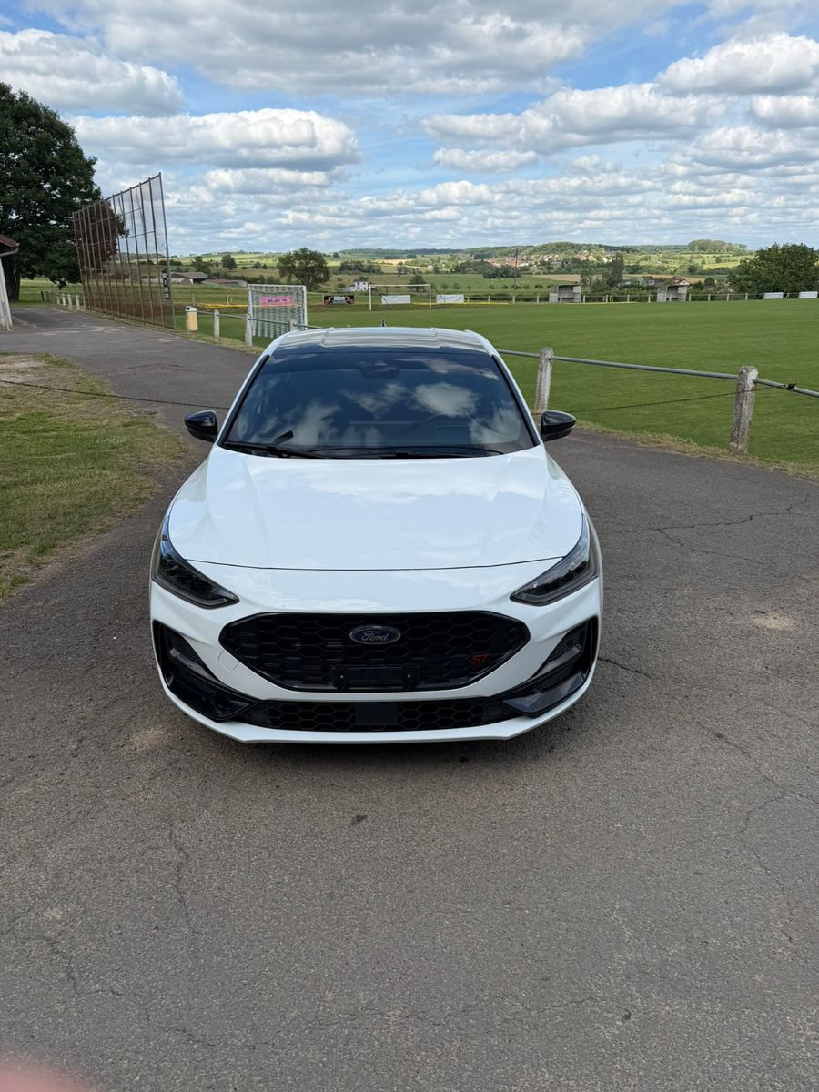Fahrzeugabbildung Ford Focus Lim. ST X