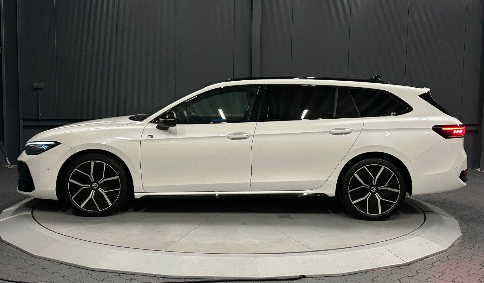 Volkswagen Passat Variant 142 kW 4Motion R-Line/Signature foto 2