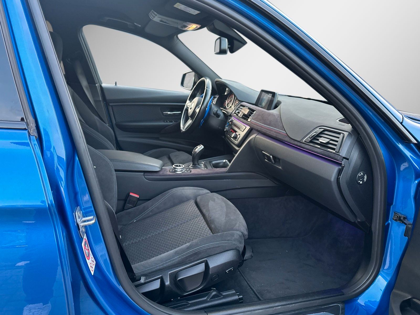 Fahrzeugabbildung BMW 320 i *M-Paket*Alcantara*Head-Up*Ambiente*
