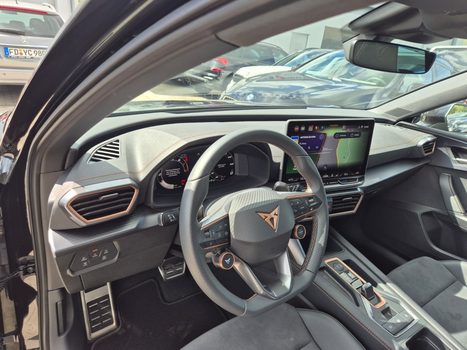 Fahrzeugabbildung CUPRA Leon 1.5 eTSI DSG PANO*AHK*DYNAMICA*EDGE*18" 5JG
