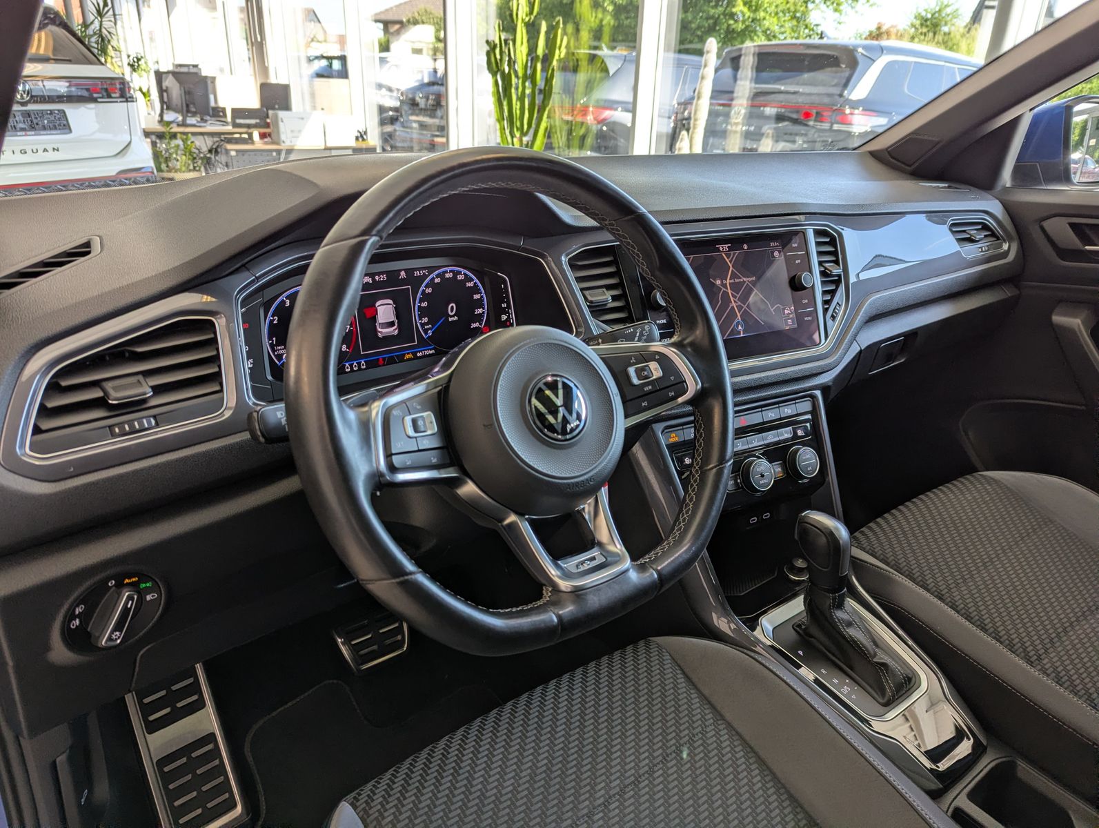 Fahrzeugabbildung Volkswagen T-Roc 1.5 TSI DSG 2x R-Line Sport Pano AID LED
