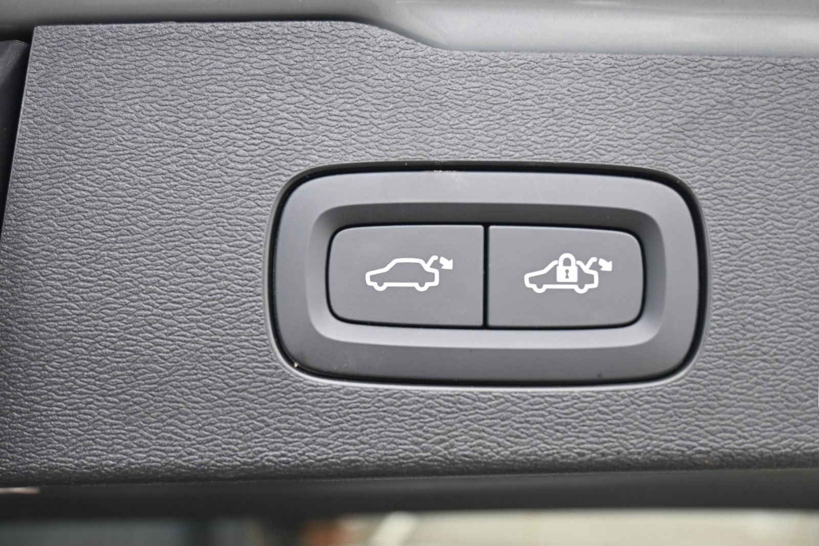 Fahrzeugabbildung Volvo V60 B4 DKG Plus Dark*HuD*PANO*360°*ACC