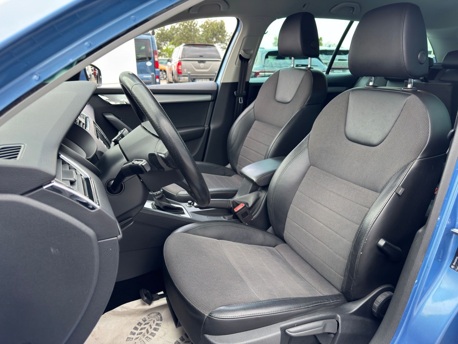 Fahrzeugabbildung SKODA Octavia Combi 2.0 TDI 150PS DSG*AHK*PDC*SmartLin