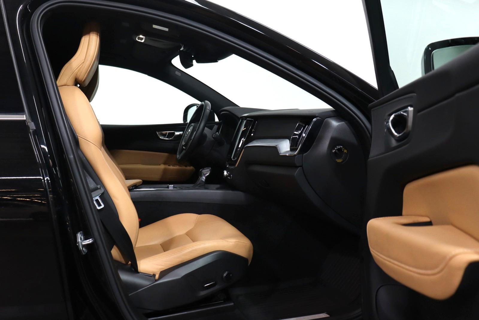 Volvo XC60 Momentum AWD*360°KAMERA*LEDER*NAVI*LED