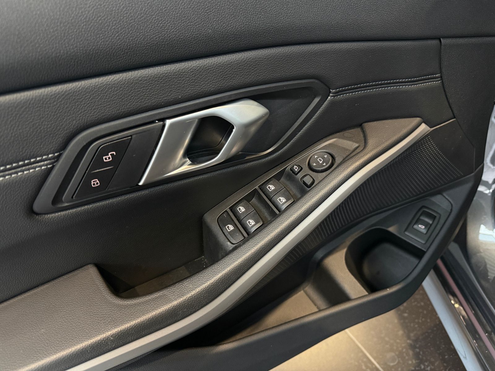 Fahrzeugabbildung BMW 320d Touring Advantage LED NAV SHZ ALU