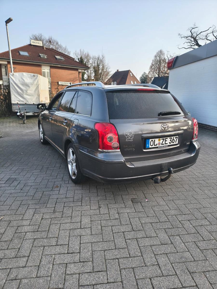 Toyota Avensis 2006 — rear view