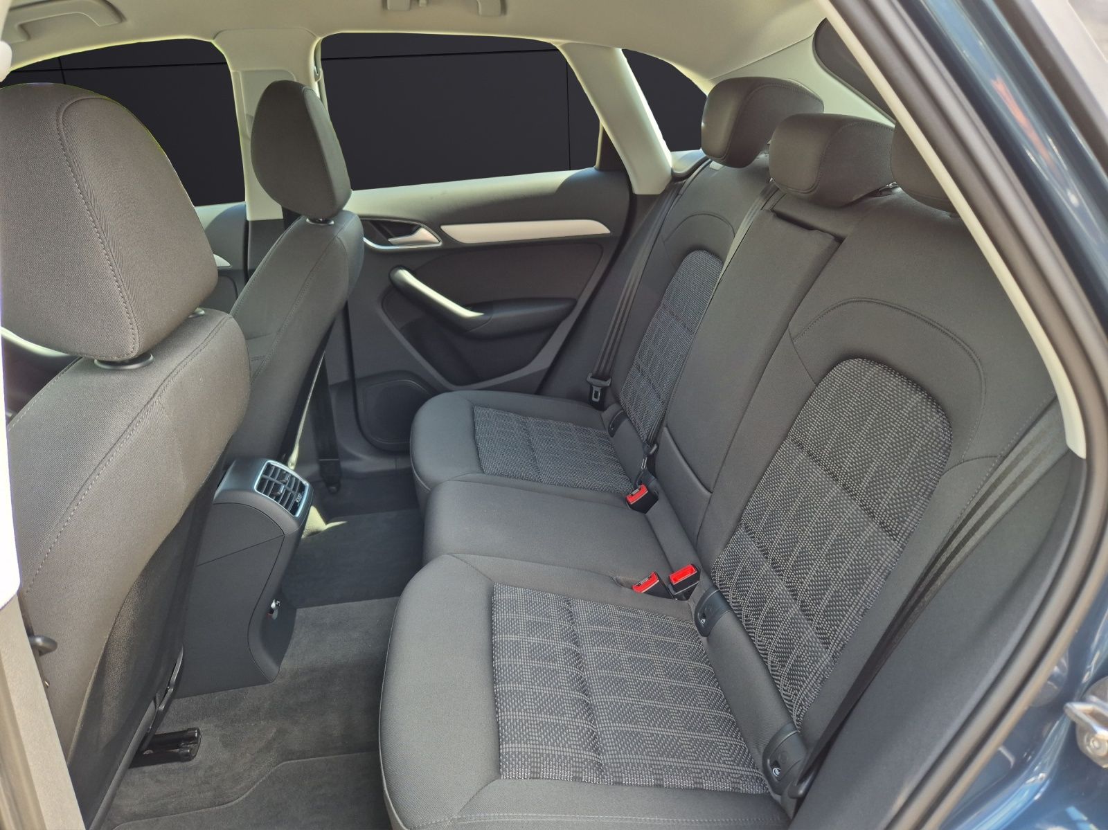 Fahrzeugabbildung Audi Q3 1.4 TFSI Sport AZV, Navi, Xenon