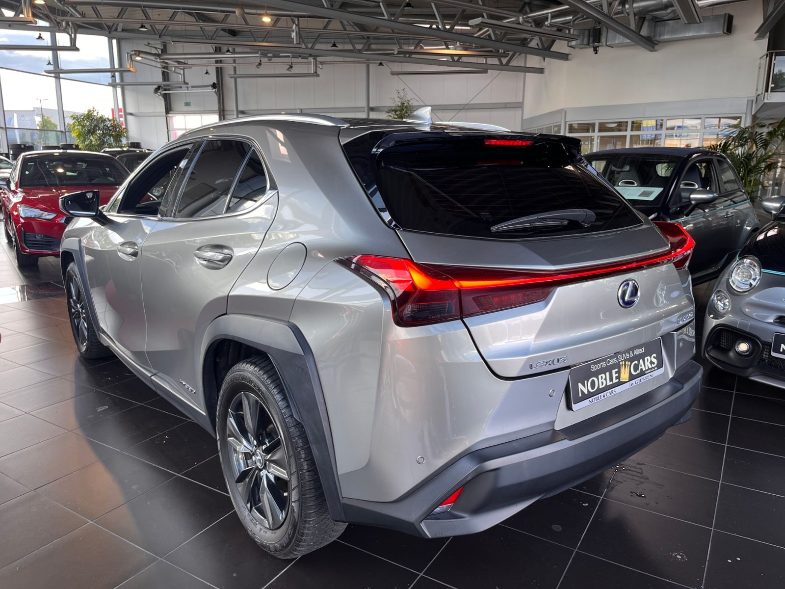 Fahrzeugabbildung Lexus UX 250h Launch Edition LED AHK NAV RFK SHZ ALU