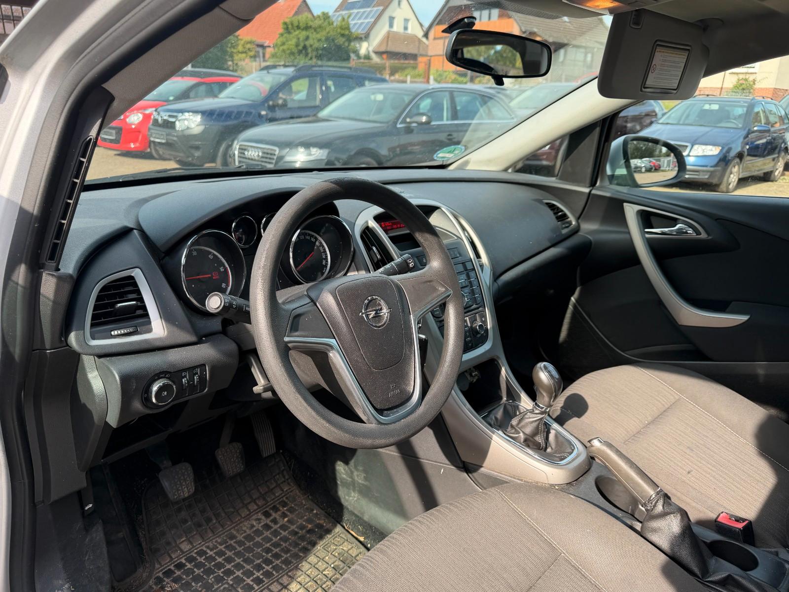 Opel Astra 2011 — photo 8
