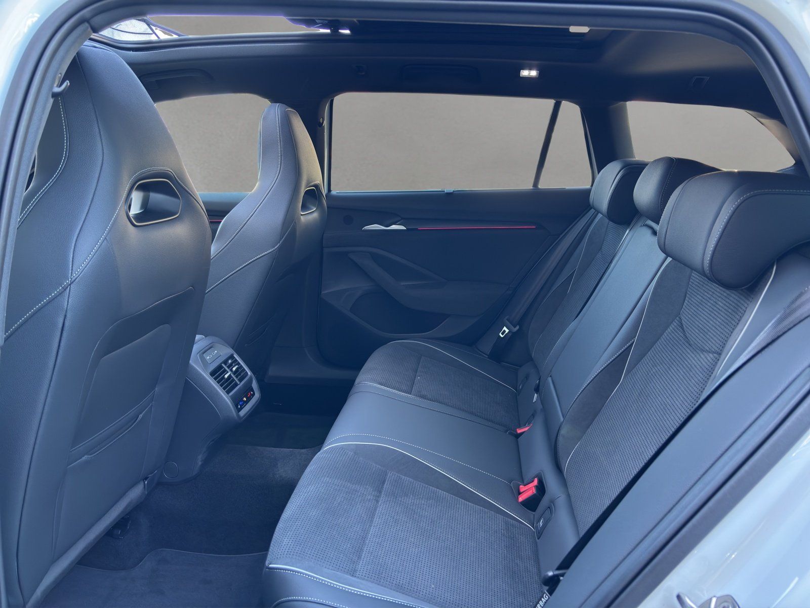 Fahrzeugabbildung SKODA Superb Combi Sportline 2.0 TSI ACC+PANO+AHK+360°
