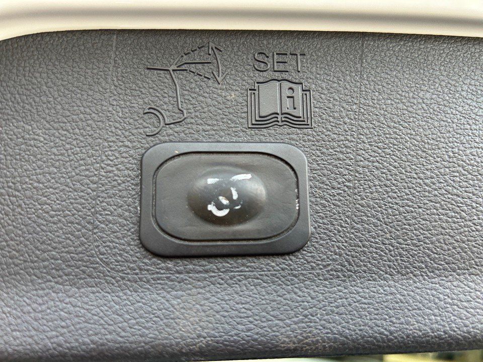 Fahrzeugabbildung Ford Kuga 2.0 TDCi AUT 4x4 ST-LINE NAV+KAMERA+PDC+SHZ