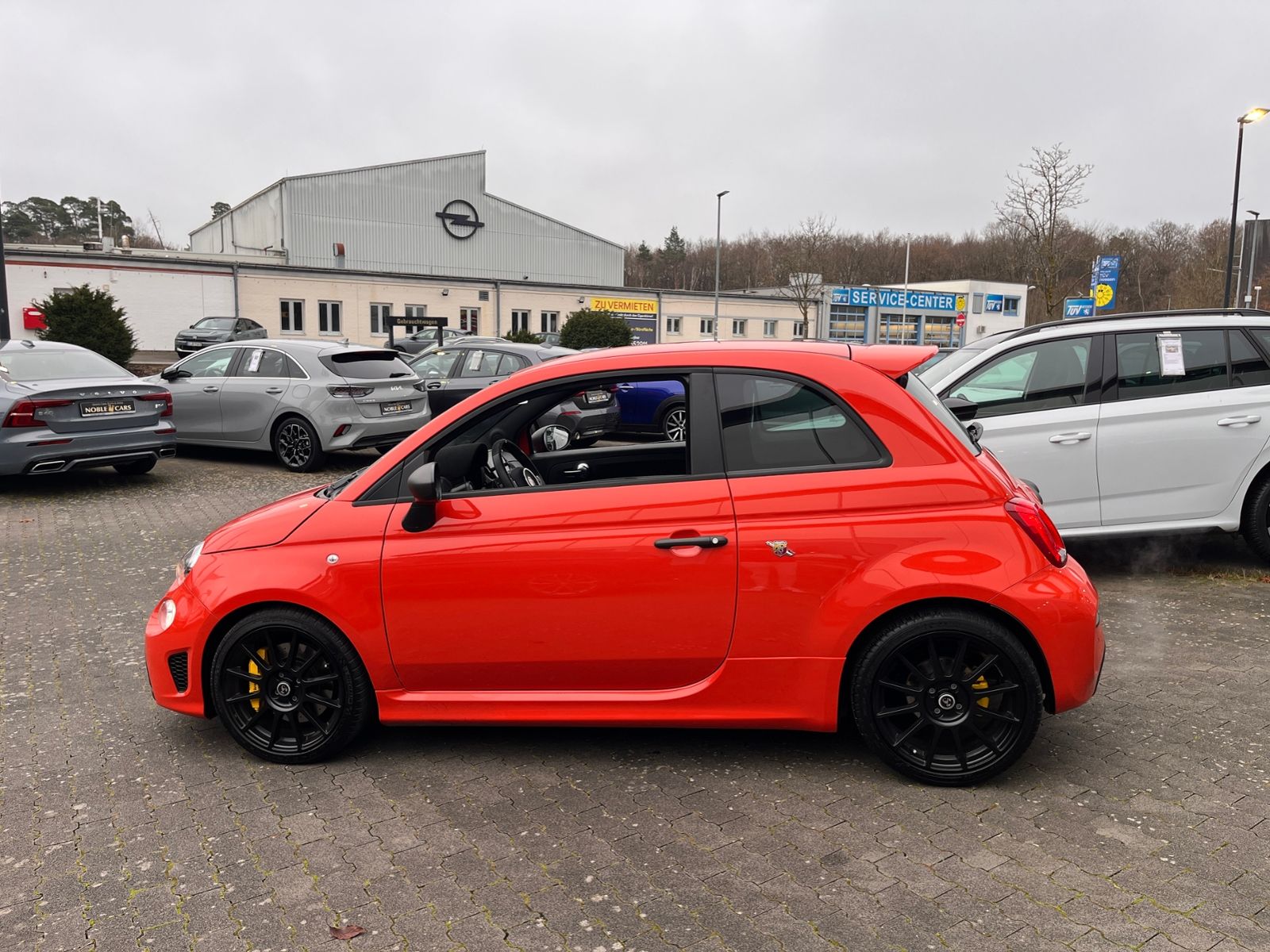 Fahrzeugabbildung Abarth 695 Autom. Beats Navi Carplay PDC