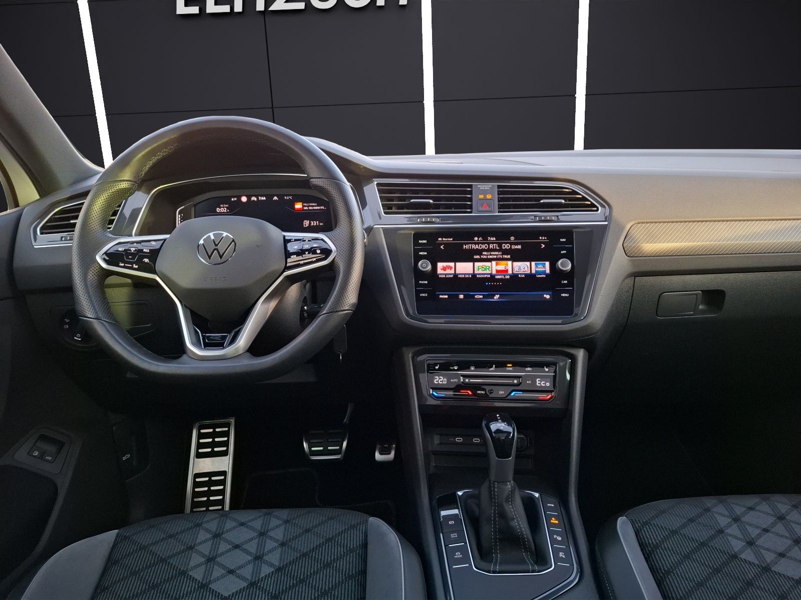 Fahrzeugabbildung Volkswagen Tiguan eHybrid R-Line DSG Matrix AHK Navi Pano A