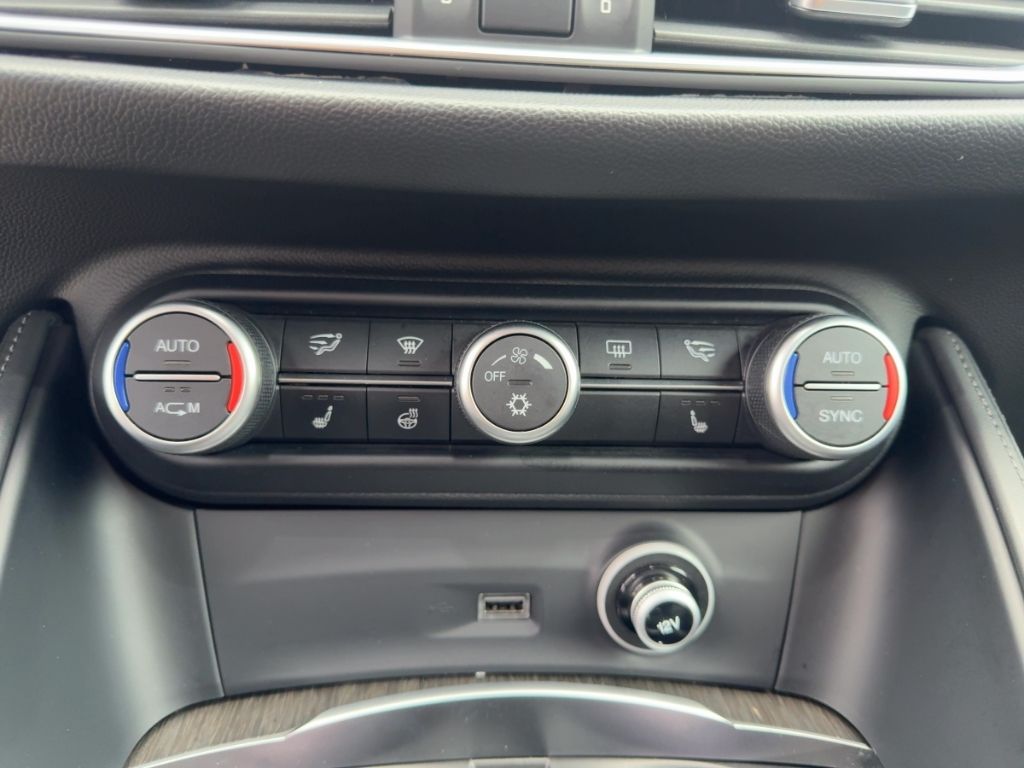 Fahrzeugabbildung Alfa Romeo Stelvio First Edition ALLRAD NAVI  HI-FI