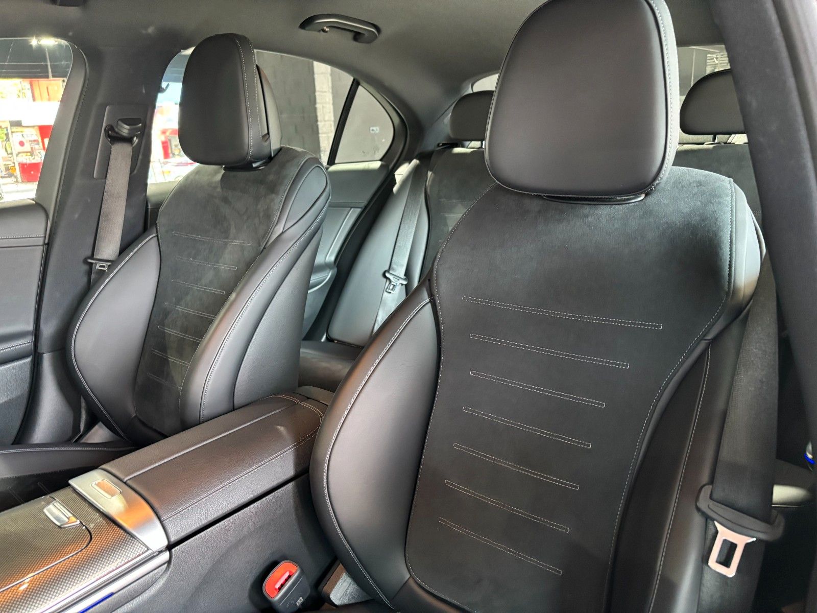 Fahrzeugabbildung Mercedes-Benz C 200 4Matic///AMG LINE//AMBIENTE/KAMERA/CARBON/