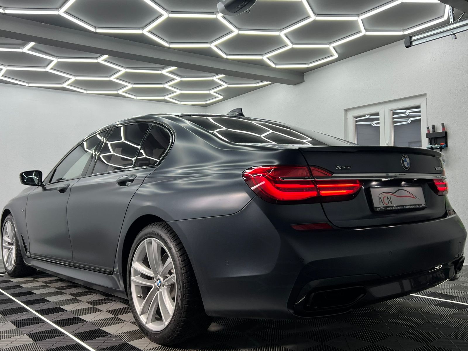 Fahrzeugabbildung BMW 750 d xDrive M SPORT/LASER/EXECUTIVE PRO/FROZEN