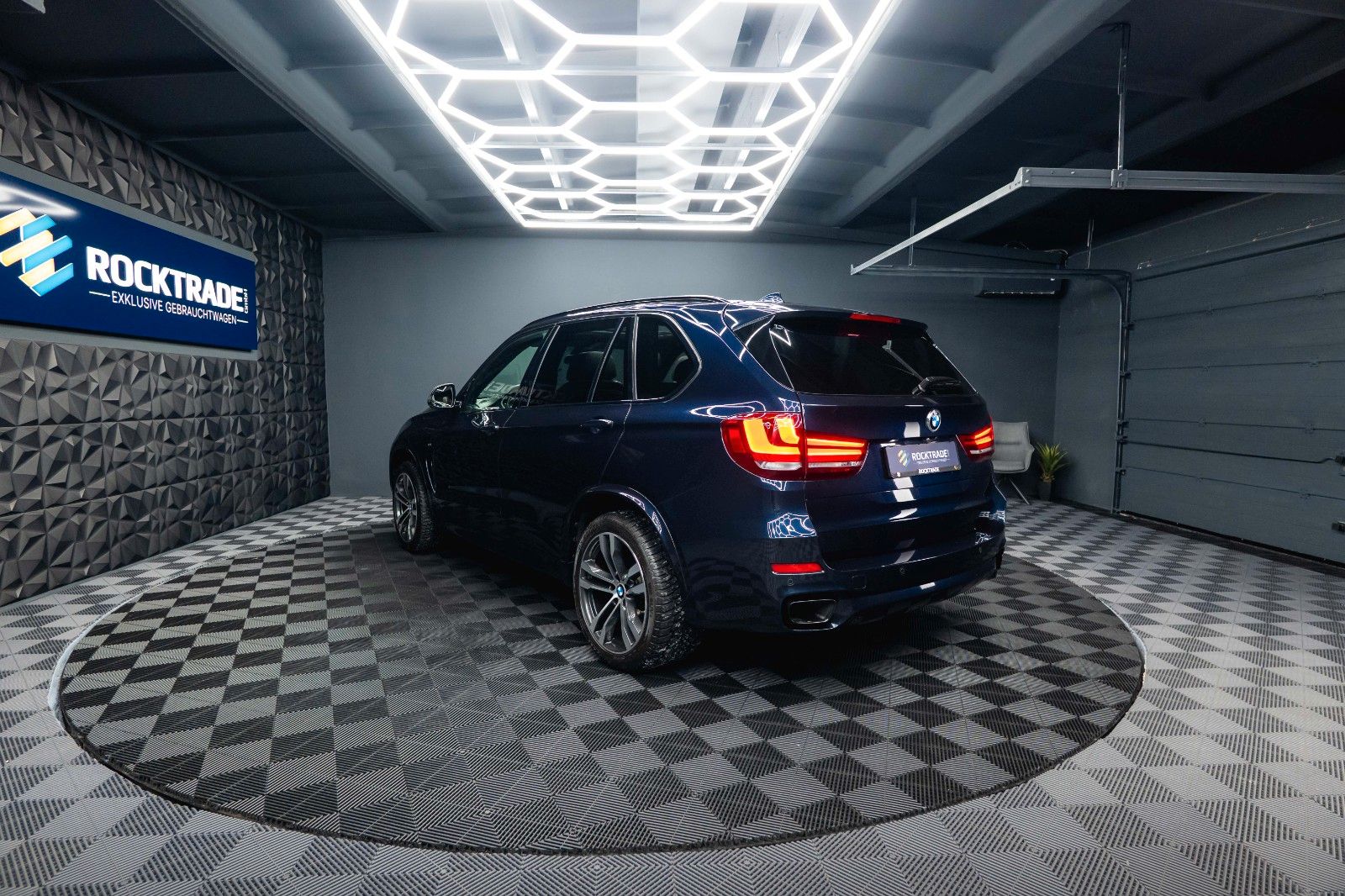 Fahrzeugabbildung BMW X5 M50d Performance *Pano*CarPlay*DAB*360°*  19%