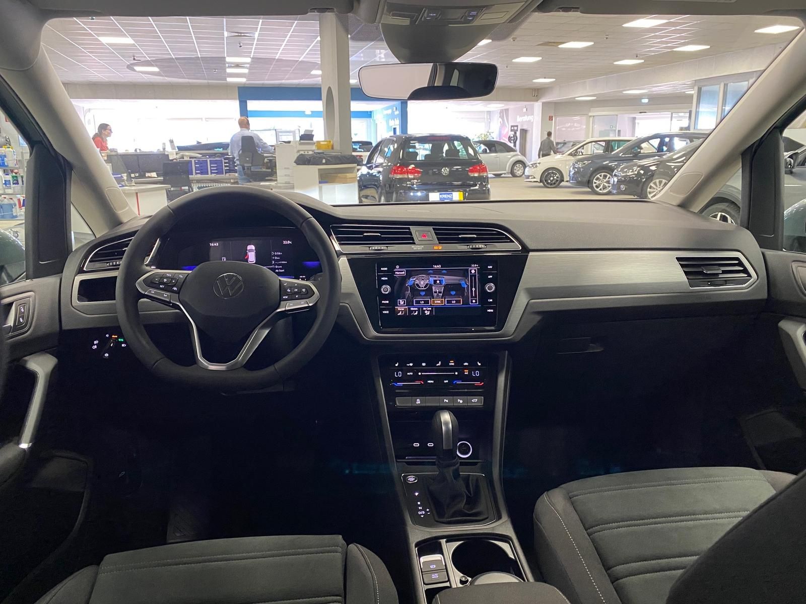 Fahrzeugabbildung Volkswagen Touran 1.5 TSI Comfortline+IQLIGHT+ACC+AHK+TOTWI