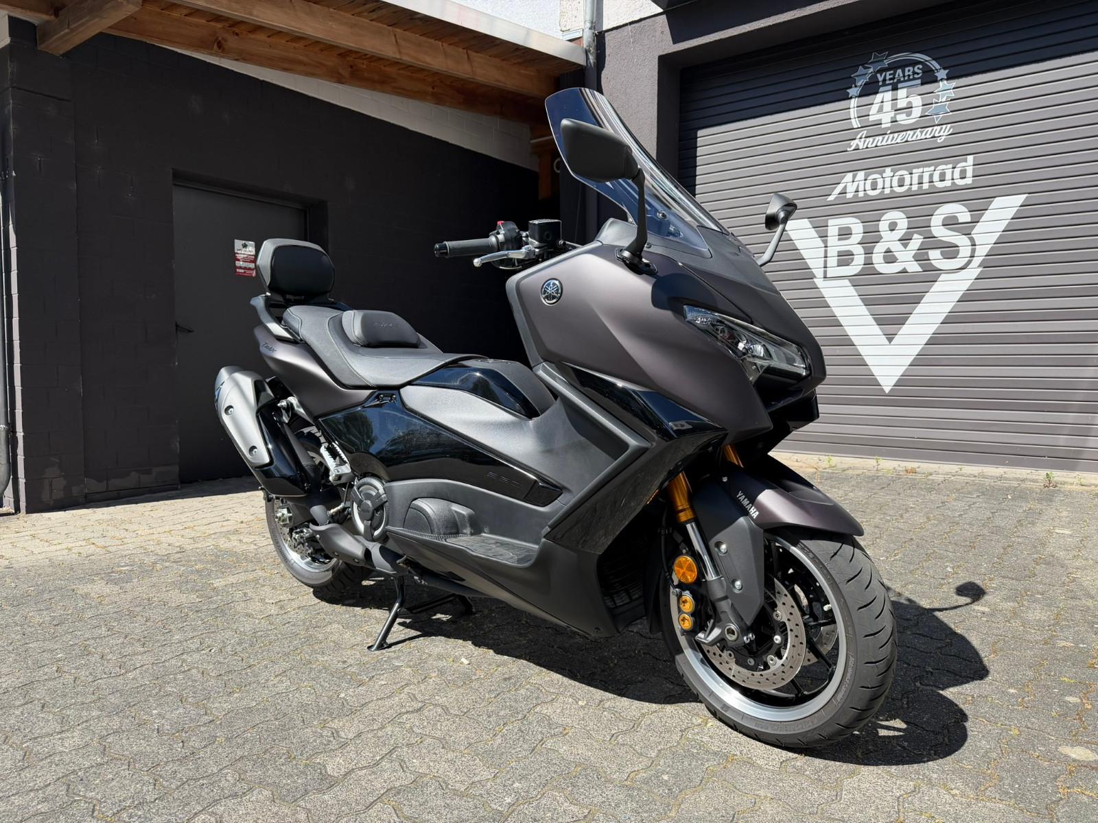 Yamaha TMAX Tech Max 560 ABS LED  1 Hand