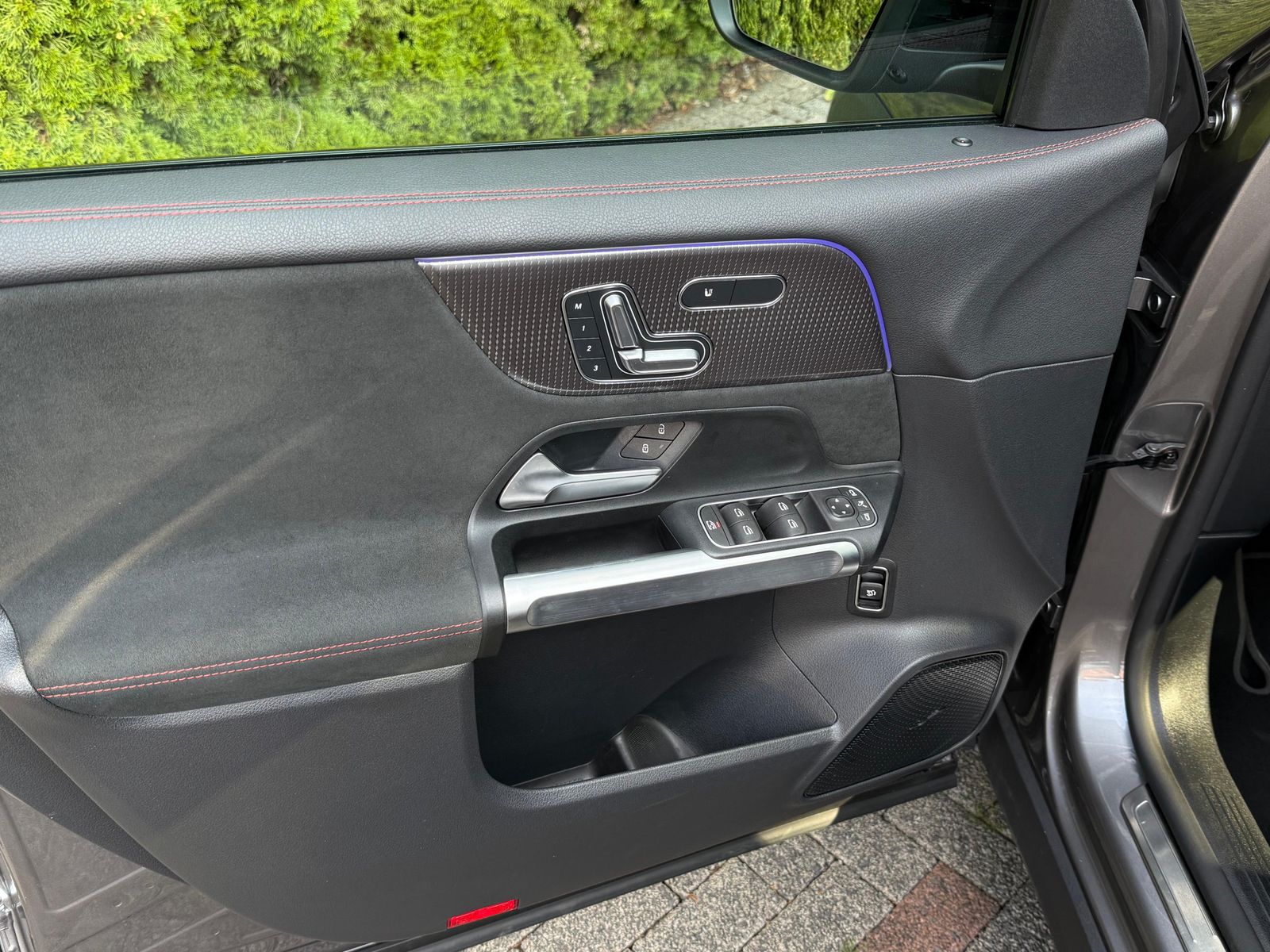 Fahrzeugabbildung Mercedes-Benz EQB 350 4M AMG Line NIGHT+PANO+MBUX+KAM+DIST+HuD