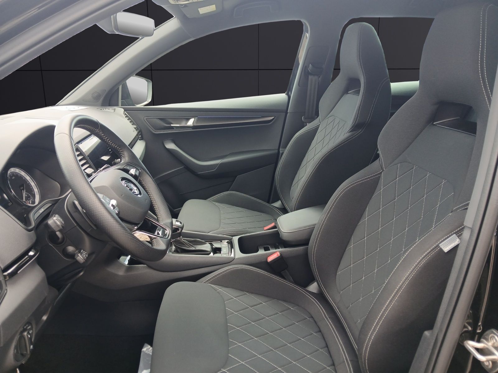 Fahrzeugabbildung SKODA Karoq TSI Sportline DSG LED AHK Navi ACC PDC SH