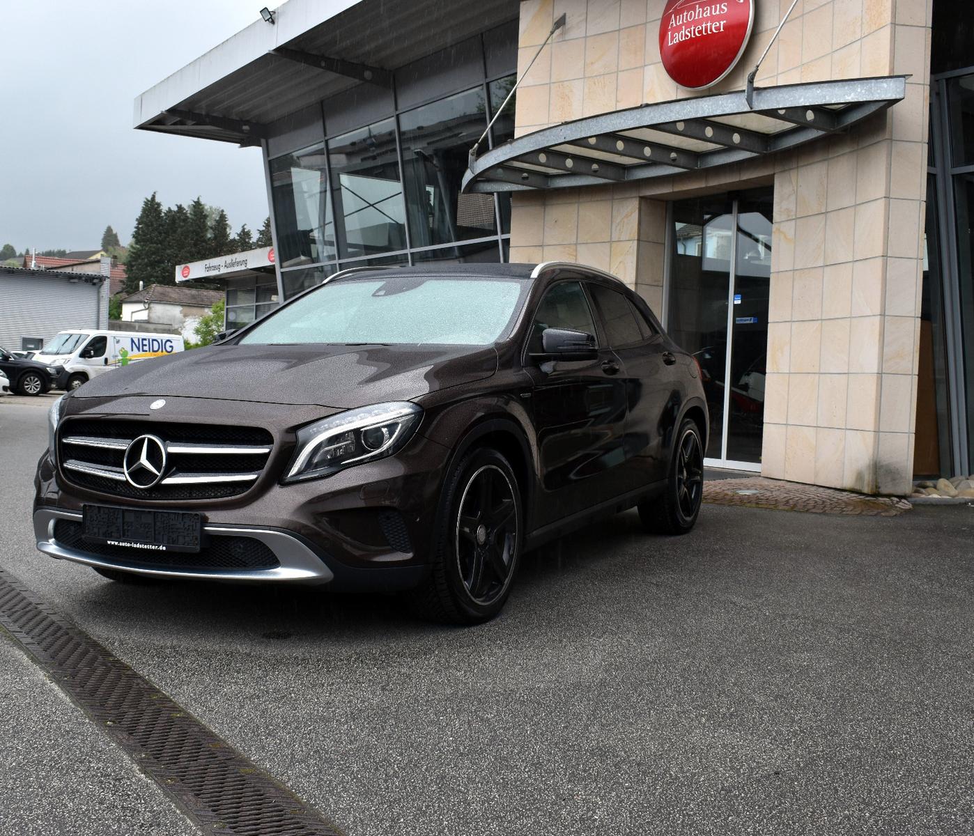 Mercedes-Benz GLA220*4Matic*Kamera*Pano*Navi*AHK*Edition1*