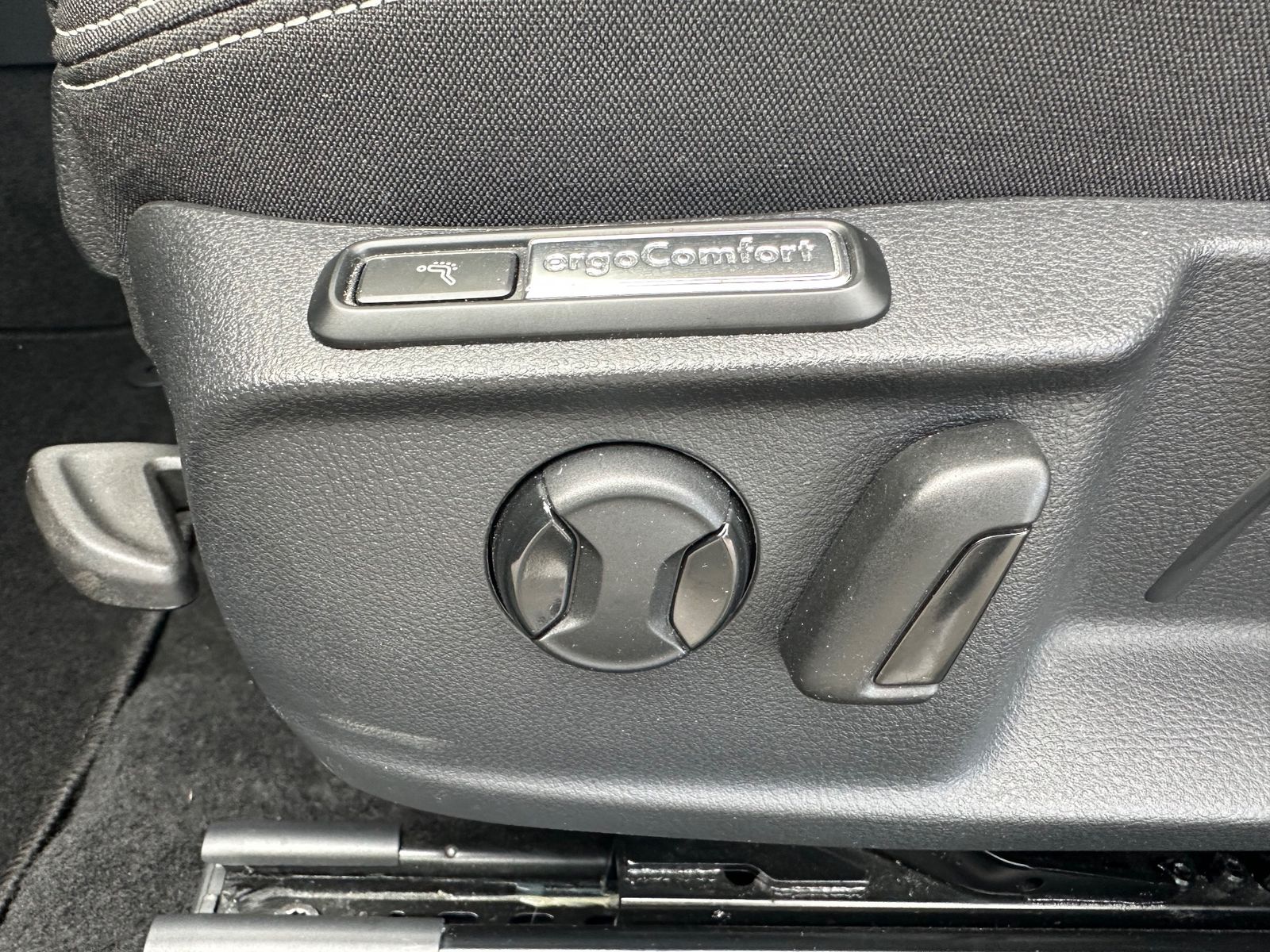 Fahrzeugabbildung Volkswagen Passat Variant 2.0 TDI DSG Business NAV+LED+ACC