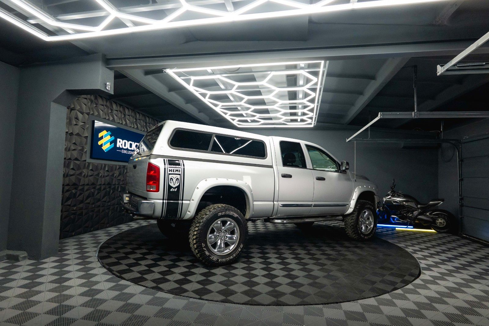 Fahrzeugabbildung Dodge RAM 5.7 V8 HEMI 4x4 OFFROAD MONSTERTRUCK LONGBED