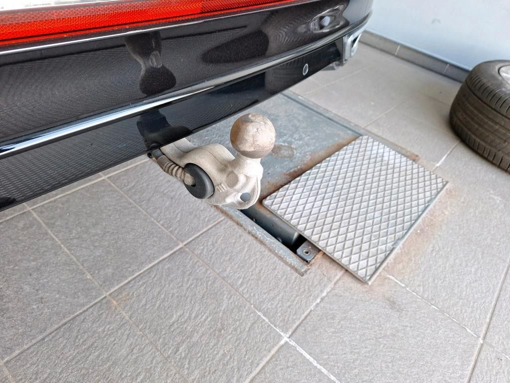 Fahrzeugabbildung Volkswagen Tiguan R-LINE DSG LED AHK ACC 19' APP-CON. 1H